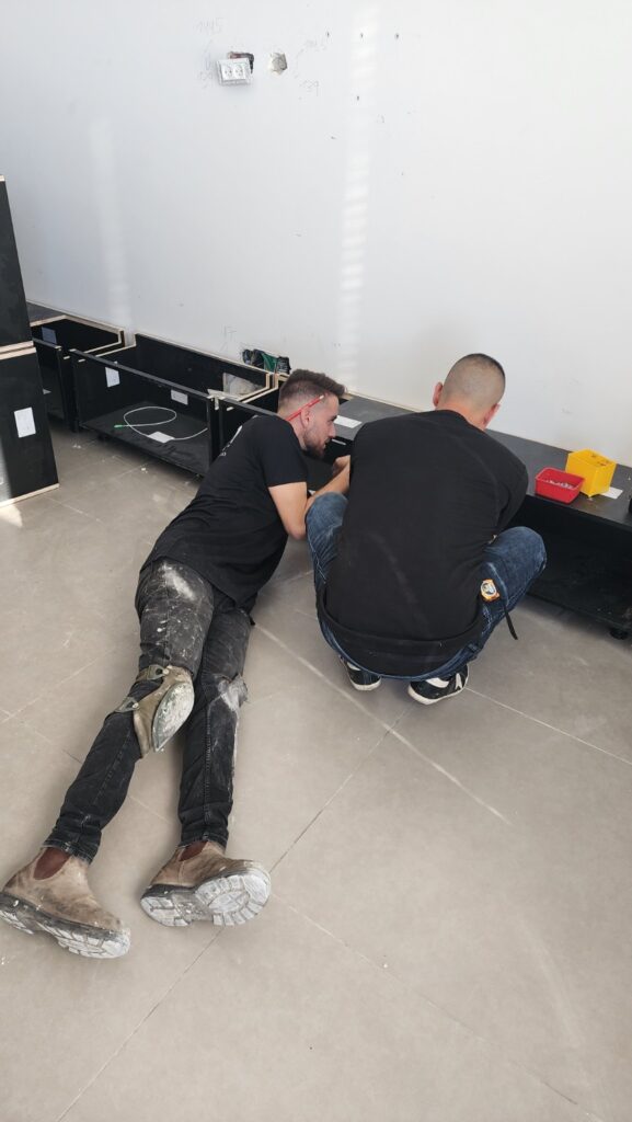 צוות אייקון מרכיב את יחידות המזנון בתחילת ההתקנה בבית עדי הימלבלוי בהרצליה