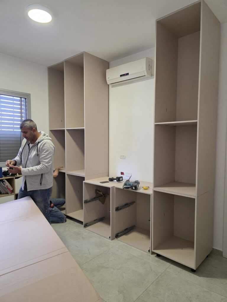 הרכבת ארון חדר הילדים בבית משפחת לוי בגן יבנה לפני התקנת הדלתות והמגירות